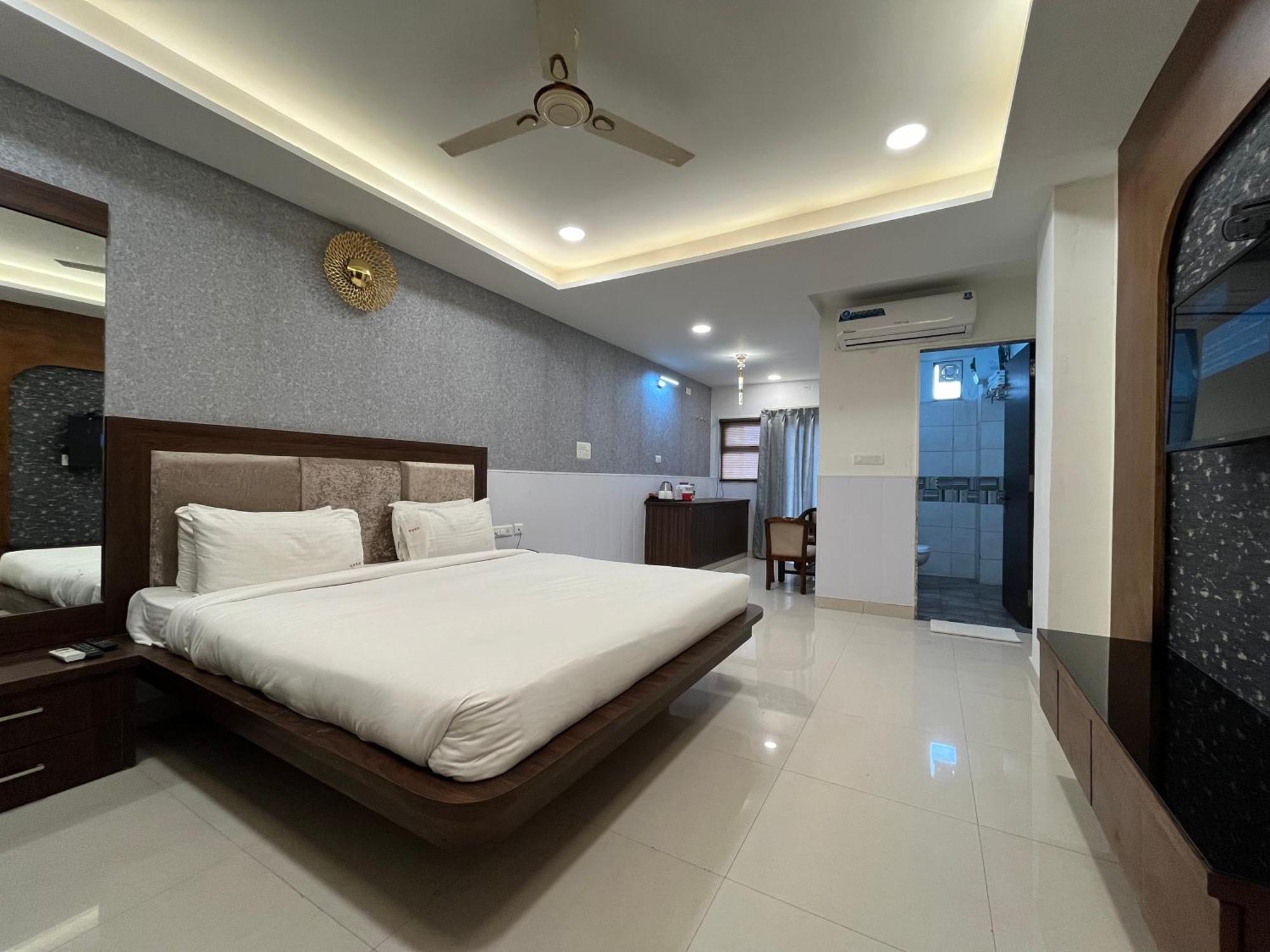 Hotel Shri Radha Nikunj - Opposite Prem Mandir Vrindavan Exterior photo