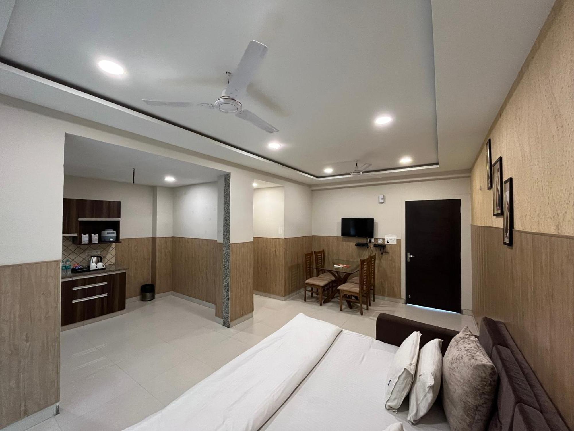 Hotel Shri Radha Nikunj - Opposite Prem Mandir Vrindavan Exterior photo