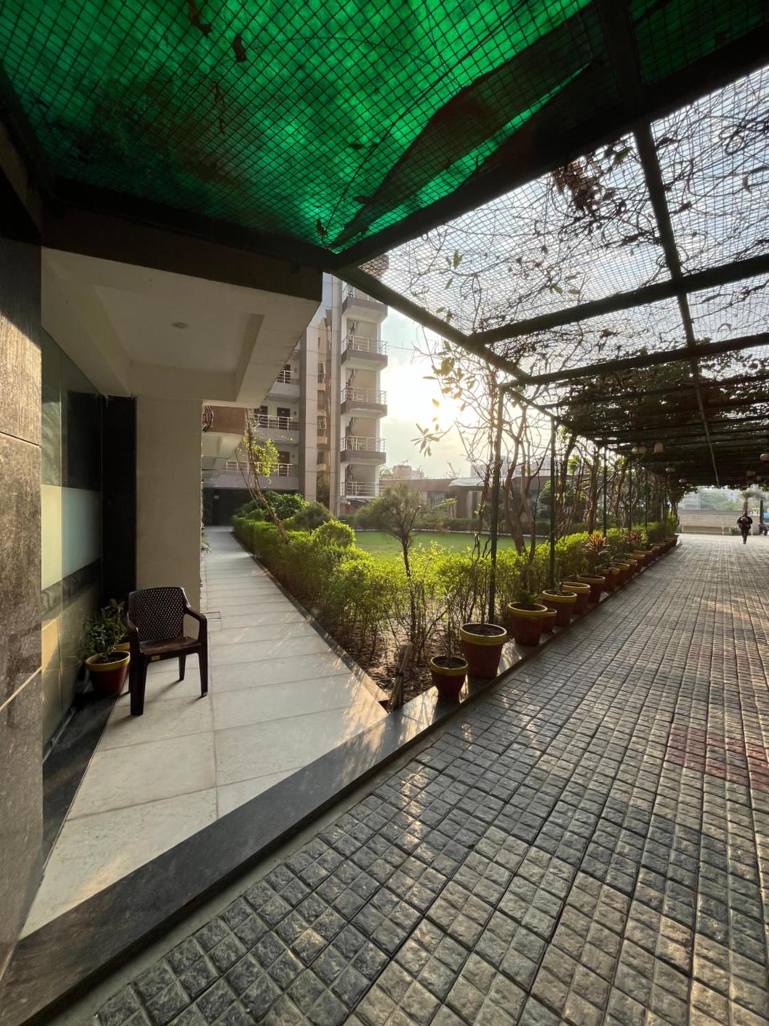 Hotel Shri Radha Nikunj - Opposite Prem Mandir Vrindavan Exterior photo